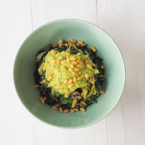 Spinat-Zoodles mit grünem Pesto